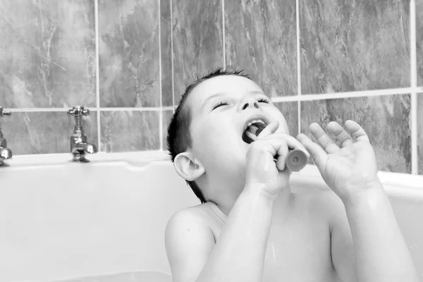 Маленький мальчик в ванной чистит зубы — стоковое фото