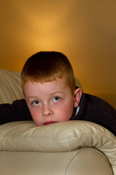 Ragazzino che guarda la TV nel salone — Foto Stock