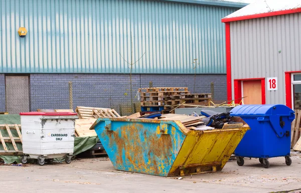 Ordures et déchets dans et autour d'un skip — Photo