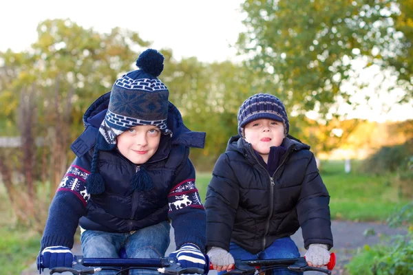 Meninos andando de bicicleta em um parque de campo — Fotografia de Stock