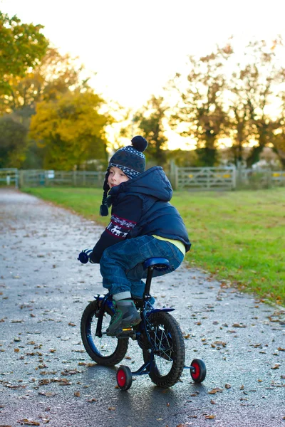 Ragazzo in sella alla sua bicicletta attraverso un percorso di campagna — Foto Stock