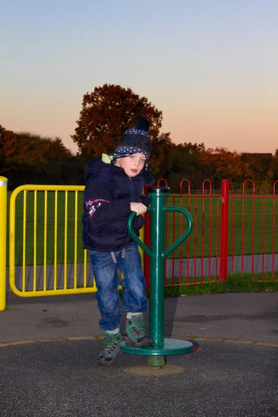 Μικρό αγόρι που παίζουν σε appratus στο πάρκο — Φωτογραφία Αρχείου