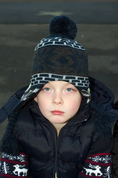 Ledsen liten pojke utanför i kylan — Stockfoto