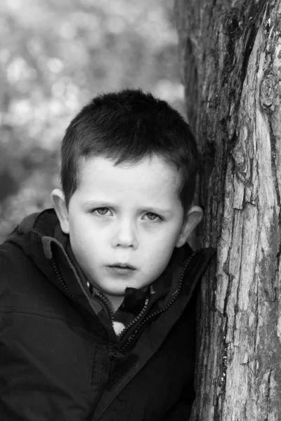Trauriger kleiner Junge blickt geradeaus — Stockfoto