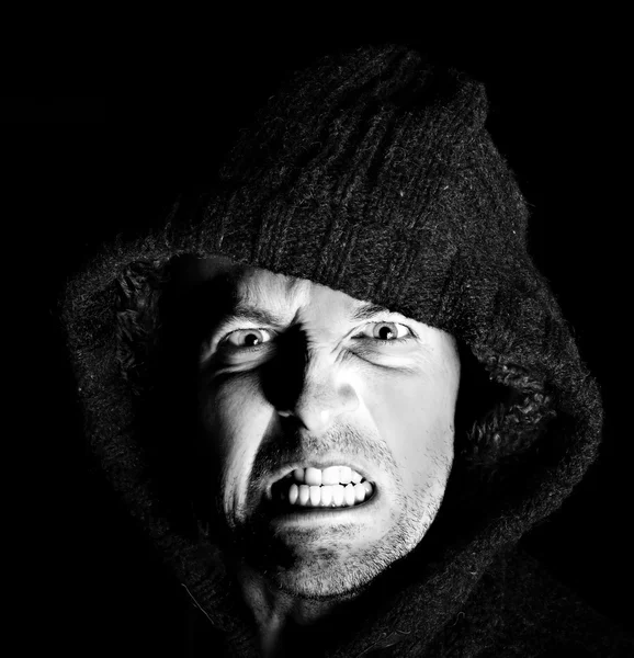 Kapüşonlu kızgın adam dişlerini gritting — Stok fotoğraf