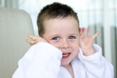 Beyaz banyo bornoz boy gülümseyerek