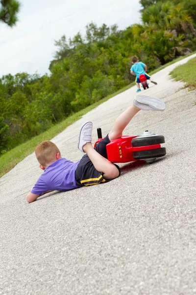 Petit garçon tombé de son vélo — Photo