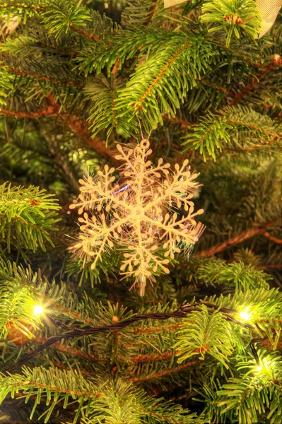 Kerstdecoratie opknoping op de kerstboom — Stockfoto