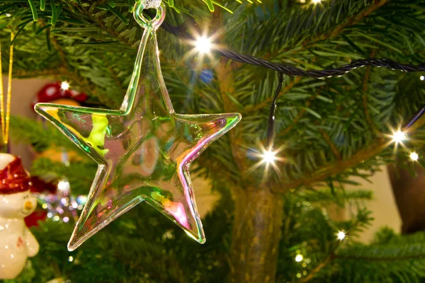 Étoile de Noël accrochée à l'arbre de Noël — Photo