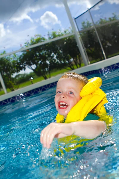 Мальчик плавает в спасательном жилете — стоковое фото