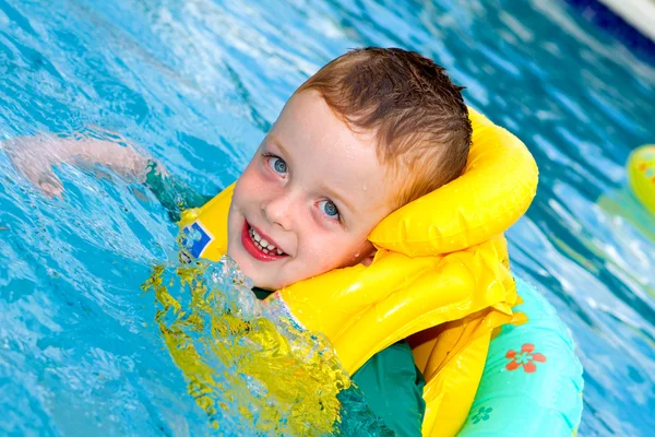 Little boy swimming with life vest on — Stock Photo, Image