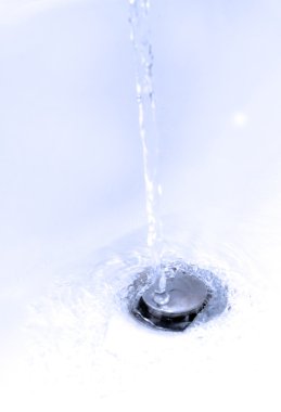 banyo lavabo Iağım çukurunun dibini çalışan su