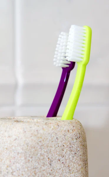 Escovas de dentes em um banheiro branco limpo — Fotografia de Stock