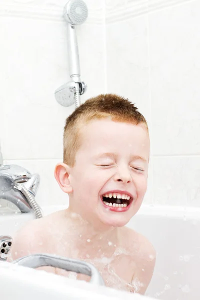 Kleine jongen wassen in het bad — Stockfoto