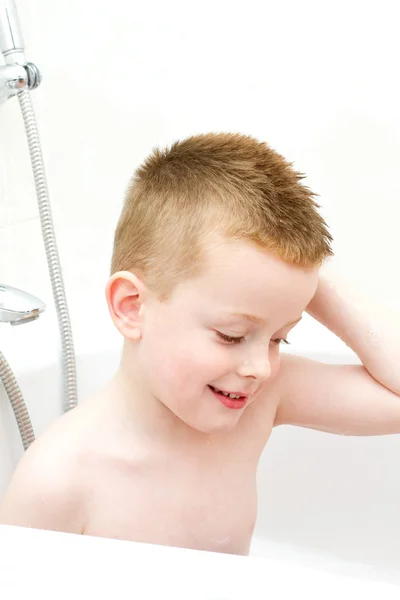 Petit garçon lavage dans le bain — Photo