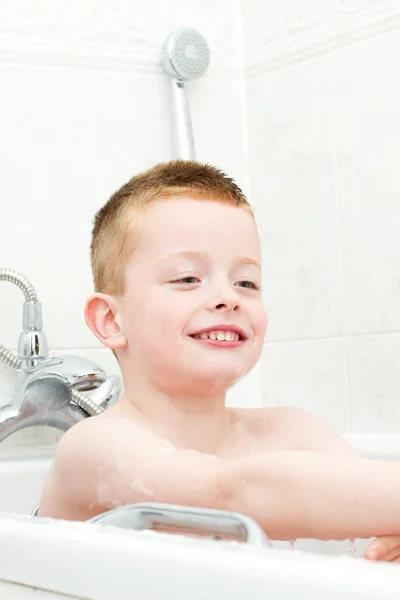 Kleiner Junge wäscht sich in der Badewanne — Stockfoto