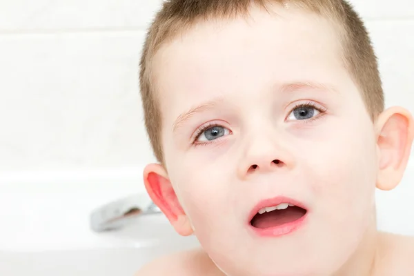Kleiner Junge wäscht sich in der Badewanne — Stockfoto