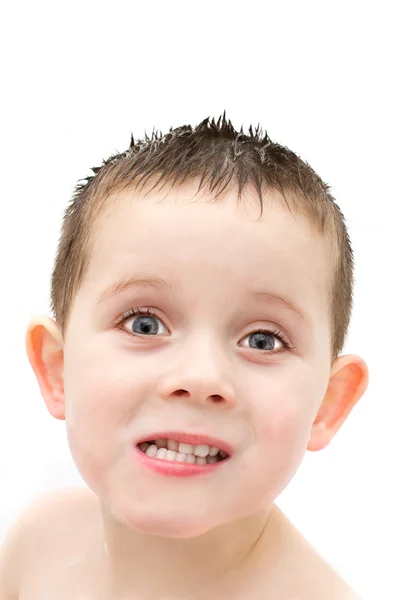 Kleiner Junge wäscht sich in der Badewanne — Stockfoto