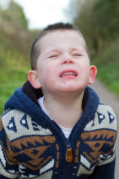 Triste petit garçon à la campagne — Photo