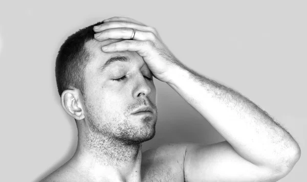Homem com uma forte dor de cabeça — Fotografia de Stock