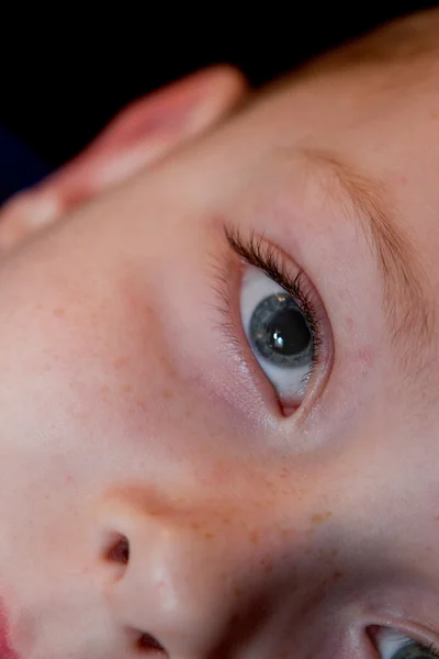 Kleine jongen ontspannen op een kussen voor het slapengaan — Stockfoto