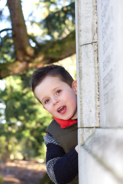 Boldog fiatal fiú mosolyogva egy szabadtéri jelenet — Stock Fotó