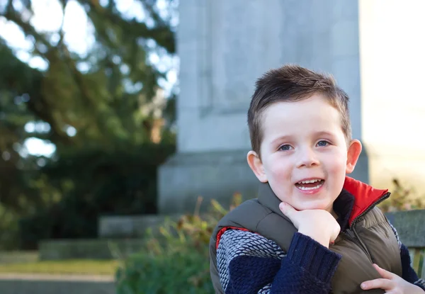 Glücklicher kleiner Junge lächelt in einer Outdoor-Szene — Stockfoto