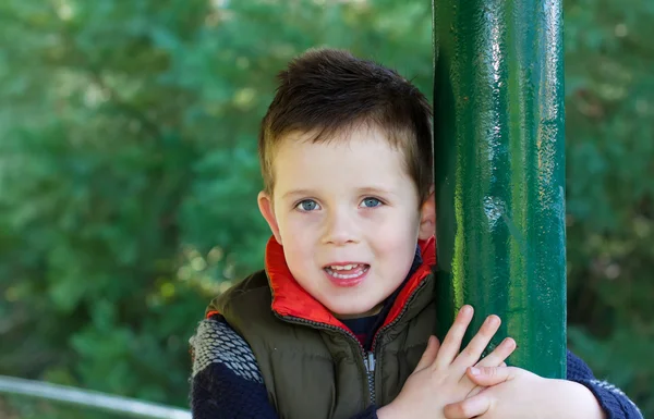 Glücklicher kleiner Junge lächelt in einer Outdoor-Szene — Stockfoto