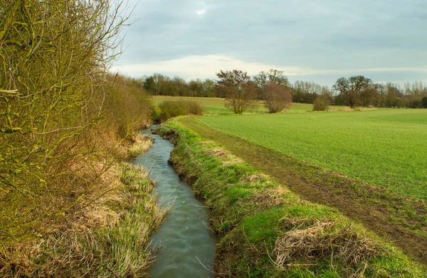Rivier loopt door Engels platteland — Stockfoto