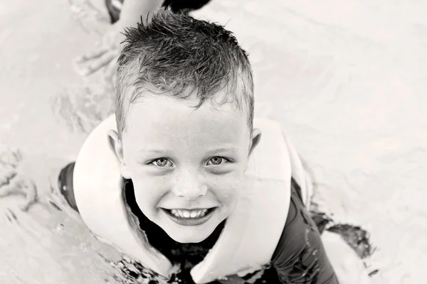 Smiling boy in the swimmin g pool — Stock Photo, Image