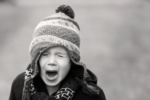 Upprörd liten pojke gråter högt — Stockfoto