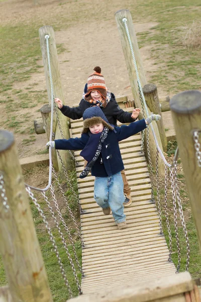 Enfants jouant joyeusement dans le parc — Photo