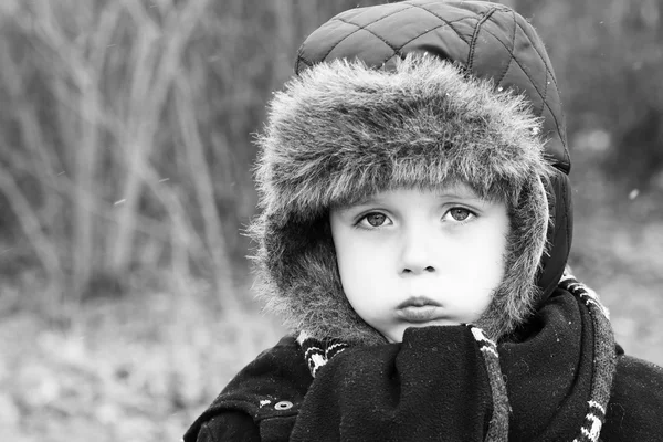 Triste niño tirando triste expresión — Foto de Stock