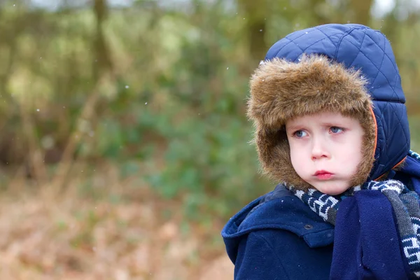 Tjurig liten pojke med sorgliga underläpp — Stockfoto