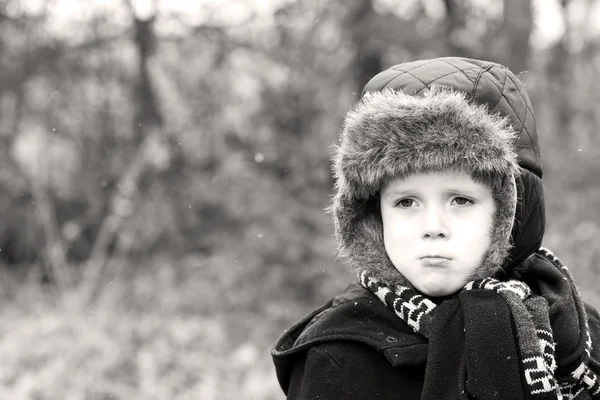 Burbero piccolo ragazzo con triste fondo labbro — Foto Stock