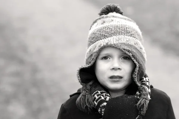 Upprörd liten pojke gråter högt — Stockfoto