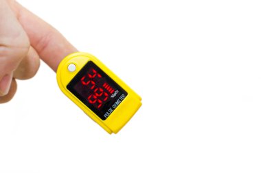 pulse oksimetre üzerinde bir parmak mans