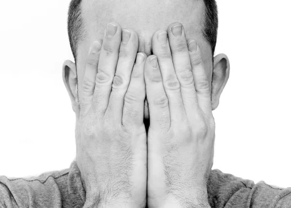 Homem deprimido com a cabeça nas mãos — Fotografia de Stock
