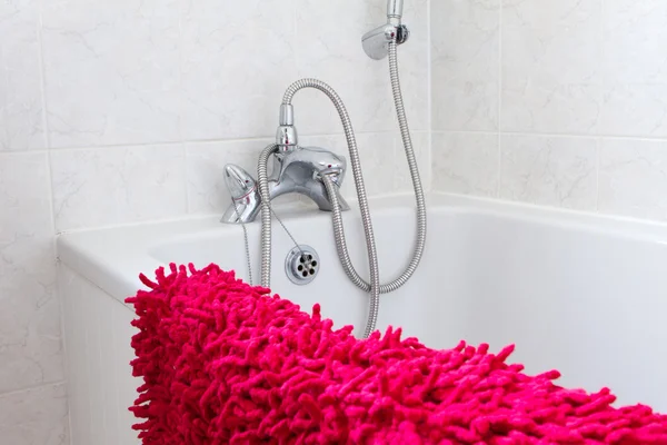 Bagno bianco con asciugamani rossi — Foto Stock