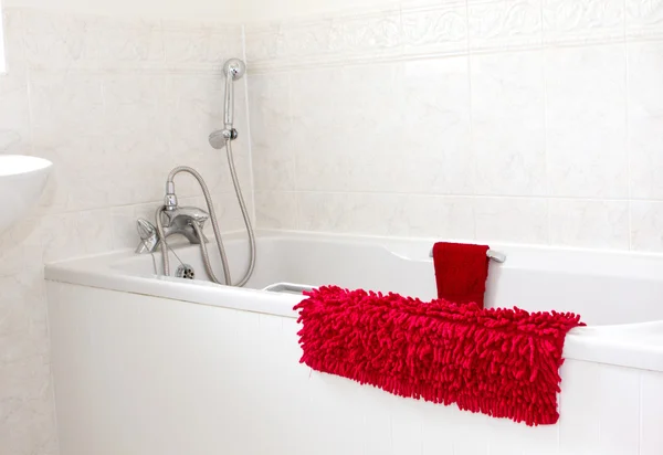 Weißes Badezimmer mit roten Handtüchern — Stockfoto
