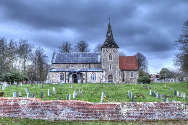 Kerk en begraafplaats in de schemering — Stockfoto