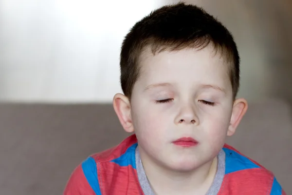 Kleiner Junge mit geschlossenen Augen — Stockfoto