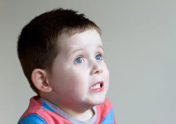 Little boy pulling a frightened expression — Stock Photo, Image