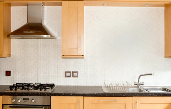Cozinha moderna limpa em uma casa inglesa típica — Fotografia de Stock
