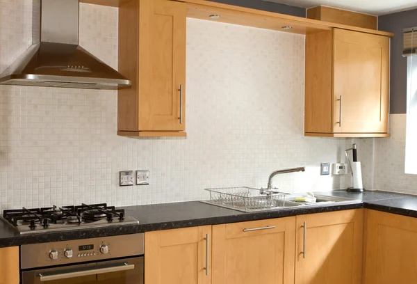 典型的な英語の家にきれいな近代的なキッチン — ストック写真