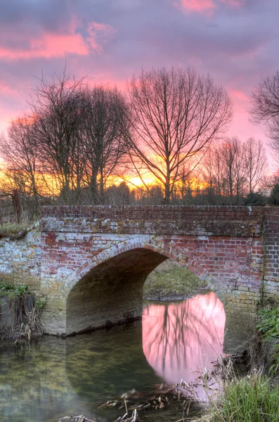 Río que fluye a través de una escena de campo Inglés al atardecer —  Fotos de Stock