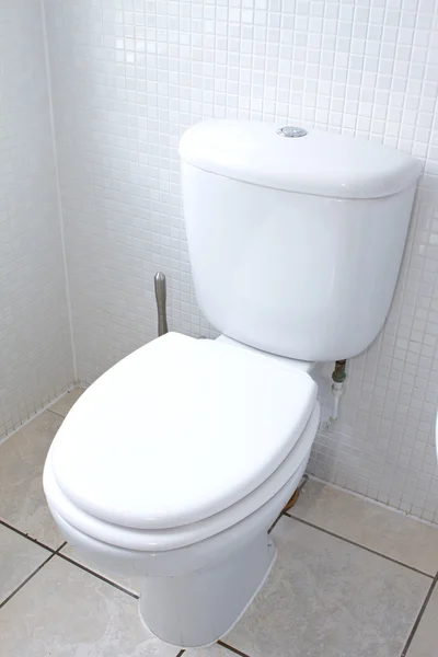 WC blanc dans une salle de bain carrelée blanche propre — Photo