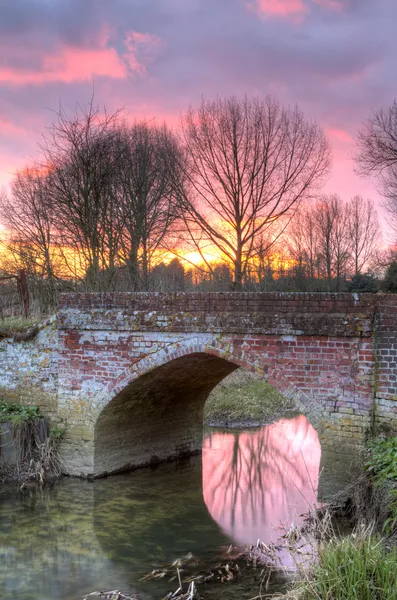 Folyó átfolyik az angol vidék jelenet a naplemente Stock Fotó