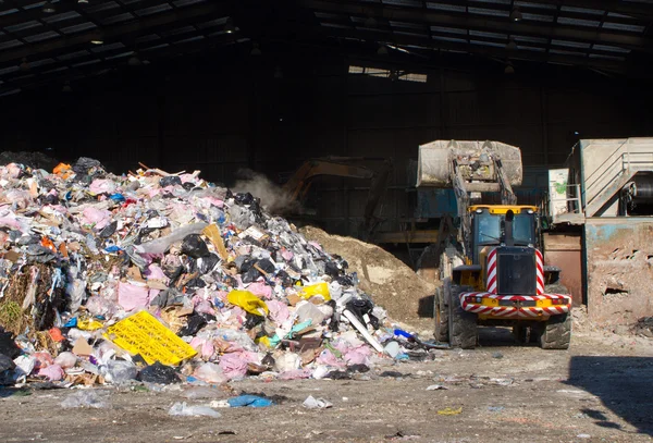 Lixo empilhado num centro de gestão de resíduos — Fotografia de Stock