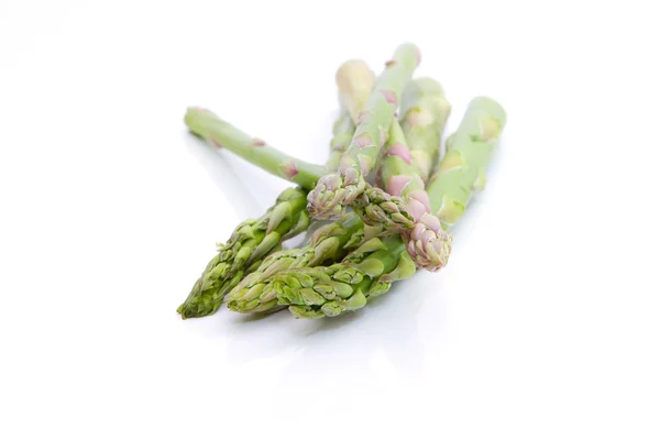 Punte di asparagi appena raccolti su bianco — Foto Stock